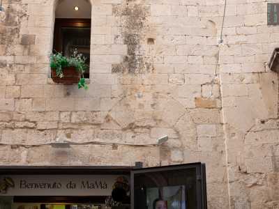 ...dove scorgiamo delle antiche monofore murate
